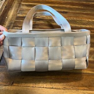 Harvey’s Original woven seatbelt bag in Taupe
